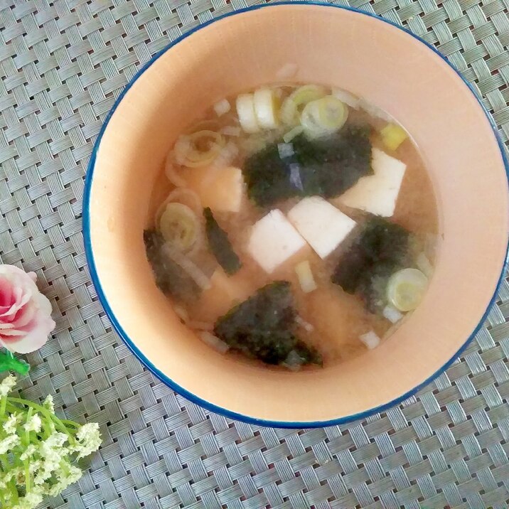 素朴！海苔と豆腐とえのきの味噌汁